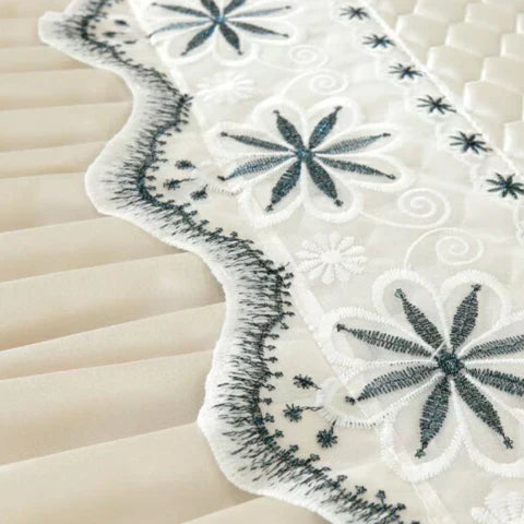 [Pague 1, Leve 2] Capa de Sofá Amélia (A Delicadeza Que Abraça Seu Sofá!) + BRINDE: 2 Fronhas